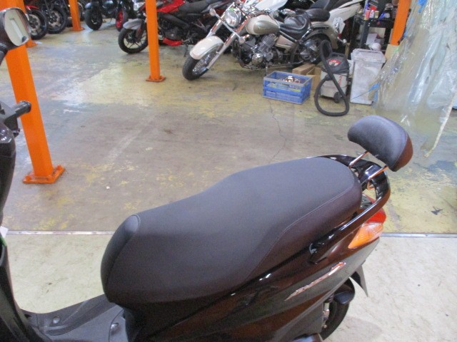 シートもこの通り破れもなければへたりもありません！バックレストも装備済みでタンデムも楽々ですよ！